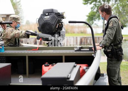 La Guardia Nazionale della Louisiana, che partecipa all'annuale Disaster Response Exercise (DRX), riceve le istruzioni durante un corso di formazione per i boater (BEC) in collaborazione con il Dipartimento della fauna selvatica e della pesca della Louisiana tenuto al lago spagnolo di New Iberia, Louisiana, 7 aprile 2021. Foto Stock