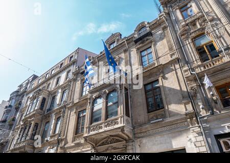 Taksim, Istanbul, Turchia - 03.12.2021: Vista ad angolo basso delle bandiere greche e dell'Unione europea sull'edificio storico della Grecia Consolato generale Istanbul in Foto Stock