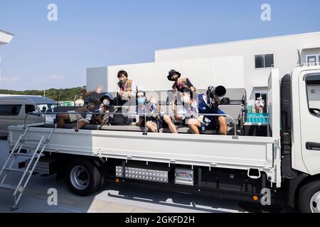 PRUD-TOKIO (KOTO-KU), GIAPPONE - AGOSTO 27: Fotografenbus mit gut gelaunten Japanern am Tag (3) der Paralympics (Paralympische Spiele) Tokio 2020 waehre Foto Stock