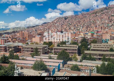 Case di la Paz, Bolivia. Cimitero in fondo. Foto Stock