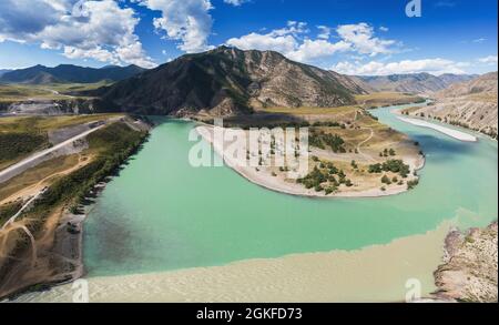 La confluenza di due fiumi, Katun e Chuya, il famoso punto turistico delle montagne Altai, Siberia, Russia, drone aereo colpo. Foto Stock