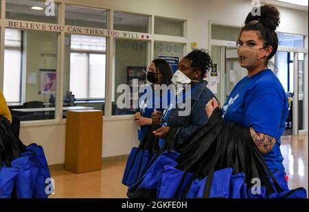 I membri del 436esimo team di difesa della famiglia dell'Ala Airlift consegnano le risorse e le camicie per la prevenzione dell'abuso dei bambini agli insegnanti del Centro giovani della base dell'aeronautica di dover, Delaware, 8 aprile 2021. Ogni aprile, durante il mese nazionale di prevenzione degli abusi sui bambini, il team aumenta la consapevolezza per aiutare le famiglie a prosperare e prevenire il maltrattamento dei bambini. Foto Stock