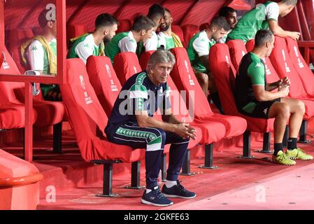 Granada, Spagna. 13 settembre 2021. Manuel Pellegrini allenatore di Real Betis durante la partita Liga tra Granada CF e Real Betis al Nuevo Los Carmenes Stadium il 13 settembre 2021 a Granada, Spagna. (Foto di José M Baldomero/Pacific Press/Sipa USA) Credit: Sipa USA/Alamy Live News Foto Stock