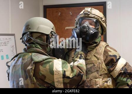 Gli Airmen statunitensi hanno assegnato le maschere a gas 673d Air base Wing don M50 come parte della postura protettiva mission-oriented livello quattro durante Polar Force 21-5 presso Joint base Elmendorf-Richardson, Alaska, 8 aprile 2021. La forza polare è un esercizio di addestramento progettato per testare la prontezza della missione di JBER e perfezionare le abilità e le tecniche di Airmen in un ambiente di spedizione simulato. Gli aerei hanno perfezionato le loro tattiche, tecniche e procedure di emergenza per supportare la capacità della base di integrare, mobilitare e preparare il personale, gli aerei e le attrezzature assegnati per una missione in tempo di guerra. Foto Stock