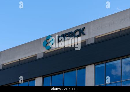 Primo piano di un cartello della Merck nell'edificio degli uffici di Kirkland, Quebec, Canada. Foto Stock