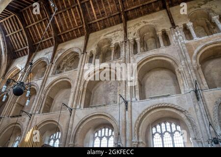 Arcate a navata al Binham Priory che mostrano stili architettonici variabili da Norman a Early English, che si innalzano diagonalmente da destra a sinistra. Foto Stock