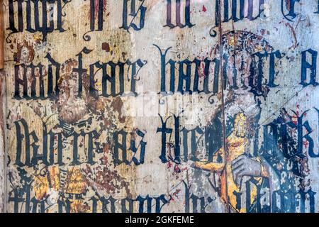 Schermata del rood di Binham Priory. Pittura medievale di poss SS Gelasius & Helena che mostra attraverso la lettera nera sovradipinto testo dalla bibbia di Cranmer del 1539. Foto Stock