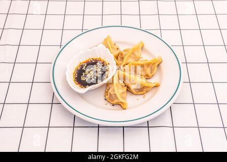 Gnocchi cinesi, dim sum, farciti con carne di maiale e verdure al vapore in un ristorante cinese Foto Stock