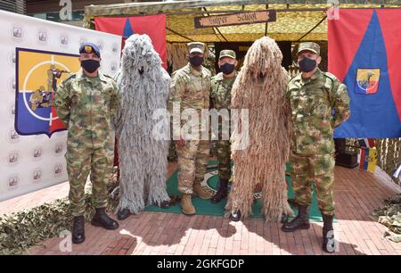 Comando Sgt. Maj. Sean Rice, centro, consulente senior arruolato al comando di assistenza alla sicurezza dell'esercito degli Stati Uniti, si pone per una foto con cecchini colombiani e leader senior arruolati durante il giorno 4 di un impegno leader chiave con l'esercito colombiano alla base del Canton Norte a Bogota, Colombia, 8 aprile 2021. CSM Rice è entrato a far parte di Briga. Il generale Douglas Lowrey, comandante USASAC, e i membri del suo staff, mentre visitavano diversi siti per vedere l'impatto dell'assistenza alla sicurezza degli Stati Uniti e delle vendite militari straniere, a sostegno dell'esercito colombiano nella difesa del loro paese da minacce controfarcotiche e terroristiche. Foto Stock