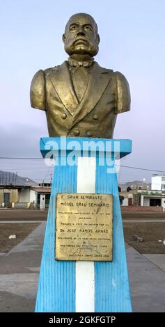 Tortugas, Casma, Perù - 03 agosto 2021: Busto di eroe navale peruviano Ammiraglio Miguel Grau Seminario Foto Stock