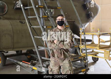 SPC dell'esercito degli Stati Uniti. Angelo Brunetti, un riparatore di elicotteri UH-60 attualmente schierato con Bravo Company, 628° Battaglione di supporto Aviazione, 28° Expeditionary Combat Aviation Brigade, ha recentemente ottenuto 599 risultati sul nuovo Army Combat Fitness Test, perdendo un punteggio perfetto di 600 di appena un secondo nell'evento sprint-drag-carry. Foto Stock