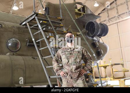 SPC dell'esercito degli Stati Uniti. Angelo Brunetti, un riparatore di elicotteri UH-60 attualmente schierato con Bravo Company, 628° Battaglione di supporto Aviazione, 28° Expeditionary Combat Aviation Brigade, ha recentemente ottenuto 599 risultati sul nuovo Army Combat Fitness Test, perdendo un punteggio perfetto di 600 di appena un secondo nell'evento sprint-drag-carry. Foto Stock