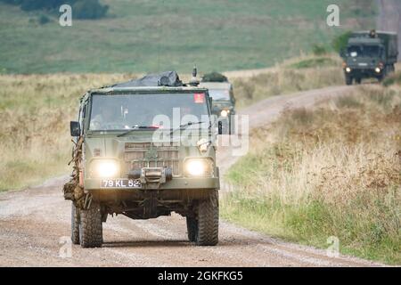 A British Army Steyr-Daimler-Puch - BAE Systems Pinzgauer High-Mobility 6x6 AWD All-Terrain utility Vehicle su militare esercizio Wilts UK Foto Stock
