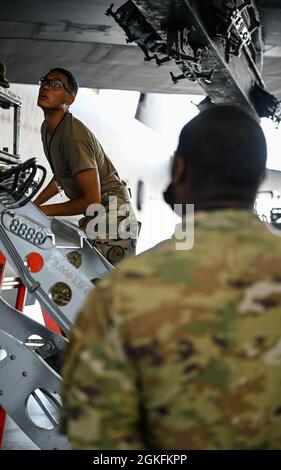 Airman First Class Isaiah Crayton, 2° velivolo manutenzione Squadron armi caricare membro equipaggio, monta una munizioni di addestramento su uno stratofortezza B-52H, mentre il personale Sgt. Charlie Mathis, il capo della squadra dell'equipaggio principale della AMXS, valuta durante una competizione di carico di armi alla base dell'aeronautica militare di Barksdale, Louisiana, 9 aprile 2021. La competizione offre agli airman la possibilità di aumentare il morale, il lavoro di squadra e la disponibilità all'interno della loro unità. Foto Stock