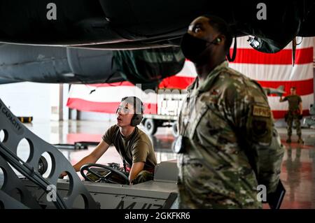 Airman First Class Ruffin Herrington, 2nd Aircraft Maintenance Squadron Weapons Load Crew membro, aziona una bomba MJ-1 ascensore in posizione mentre il personale Sgt. Charlie Mathis, 2° capo della squadra di equipaggio di carico AMXS, valuta durante una competizione di carico di armi alla base dell'aeronautica militare di Barksdale, Louisiana, 9 aprile 2021. Due equipaggi di carico hanno gareggiato per vedere chi poteva caricare le munizioni su uno stratofortress B-52H il più veloce, sicuro ed efficiente. Foto Stock