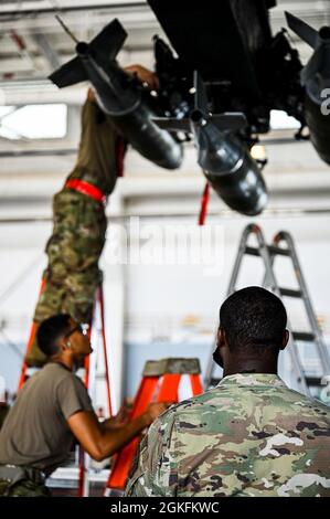 Personale Sgt. Charlie Mathis, 2° capo del team dell'equipaggio addetto alla manutenzione degli aerei Squadron, valuta il team di carico delle armi della 96esima unità di manutenzione degli aerei mentre caricano le munizioni su uno stratofortress B-52H durante una gara di carico delle armi alla base dell'aeronautica di Barksdale, Louisiana., 9 aprile 2021. Ogni equipaggio di carico è composto da tre membri di carico e un capo squadra. Foto Stock