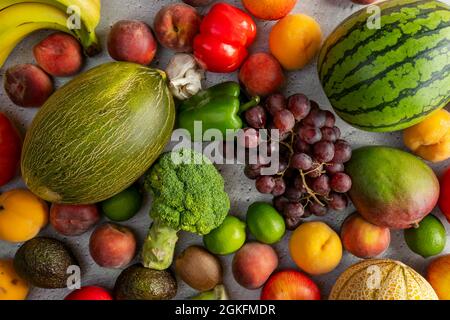 bulk frutta e verdura. Melone Piel de sapo, broccoli verdi, cocomero rosso, uve rosse, lime, pesche mature, nettarine e avocado, mango e pe Foto Stock