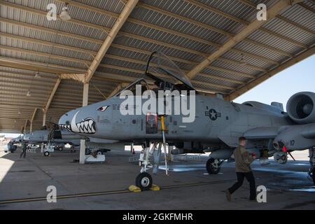 Gli airman con la 442d Fighter Wing preparano A-10 Thunderbolt IIS per il decollo prima di esercitare Jaded Thunder alla base dell'aeronautica militare Whiteman, Missouri, 9 aprile 2021. I piloni dell'A-10 possono trasportare un'ampia varietà di munizioni per le tradizionali missioni di supporto in aria ravvicinata, armi anticarro e persino piccoli baccelli da carico per immagazzinare gli articoli necessari per soste prolungate in diversi campi aerei, come la base della Guardia Nazionale aerea Volk Field, Wisconsin. Foto Stock