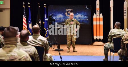 John F. Thompson slip Airmen and Guardians durante un municipio, 9 aprile 2021, presso la base dell'aeronautica militare di Vandenberg, California, durante la visita, Ha incontrato Airmen e Guardiani durante l'installazione per conoscere i loro contributi alle capacità di sollevamento dello spazio e di copertura per la nazione. Foto Stock