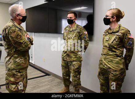 John F. Thompson, comandante del Centro spaziale e dei sistemi missilistici della forza spaziale statunitense, Gen., parla con i 533i istruttori del Squadrone di addestramento il 9 aprile 2021, presso la base dell'aeronautica militare di Vandenberg, California, durante la visita, Si sono incontrati con Airmen e Guardiani durante l'installazione per conoscere i loro contributi alle capacità di sollevamento dello spazio e di copertura per la nazione. Foto Stock
