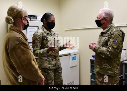 Il 30° staff del Medical Group fornisce informazioni sul comandante dello Space and Missile Systems Center della U.S. Space Force, il Gen. John F. Thompson, e sul capo del comando SMC, il Master principale Sgt. Lisa Arnold, 9 aprile 2021, presso la Vandenberg Air Force base, California, gli esperti medici hanno presentato le capacità COVID-19 di VAFB, in particolare i bacini di vaccinazione e i protocolli che consentono ai membri del servizio e alle famiglie di essere vaccinati in modo sicuro, garantendo al contempo la preparazione della missione. Foto Stock