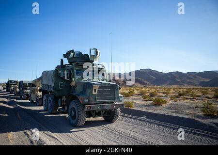 Marines con Marine Wing Support Squadron (MWSS) 271 veicoli di scena prima di un convoglio durante un esercizio di fuoco e movimento motorizzato al Marine Corps Air-Ground Combat Center, Twentynine Palms, California, 10 aprile 2021. MWSS-271 e gli altri squadroni assegnati al Marine Aircraft Group (MAG) 29 si stanno formando per integrare e supportare varie unità Marine Ground nell'ambito dell'esercizio di formazione sul livello di servizio (SLTE) 3-21. SLTE è una serie di esercizi progettati per preparare i Marines alle operazioni in tutto il mondo, aumentando la loro capacità di operare e condurre operazioni di combattimento offensive e difensive Foto Stock