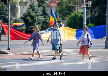 Bucarest, Romania - 07 agosto 2021: Persone che camminano per strada. Persone reali. Foto Stock