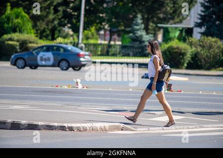 Bucarest, Romania - 07 agosto 2021: Donna che cammina per strada. Persone reali. Foto Stock