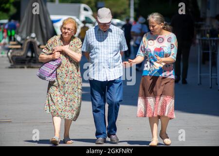 Bucarest, Romania - 07 agosto 2021: Persone che camminano per strada. Persone reali. Foto Stock