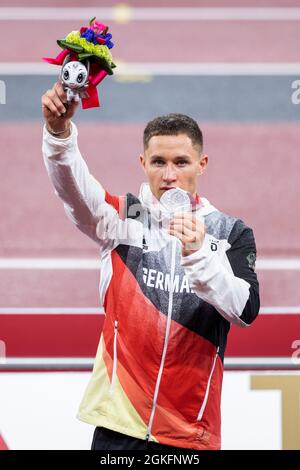 TOKIO (SHINJUKU-KU), GIAPPONE - SETTEMBRE 04: Siegerehrung: Silber Medaille 200m Sprint fuer STRENG, Felix (GER) vom Sprintteam Wetzlar (Hessen), gebore Foto Stock