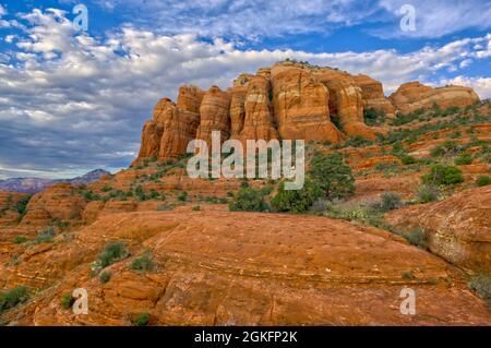 Una vista di Sedona e la Cattedrale di roccia dal utilizzata raramente Hiline sentiero vista sul lato ovest della roccia. Foto Stock