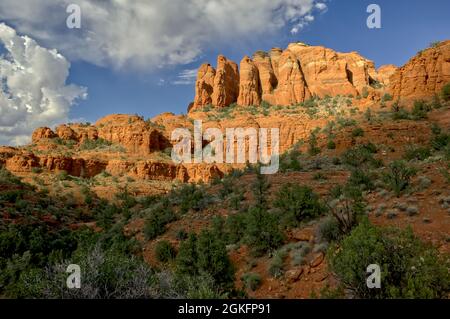 Una vista di Sedona e la Cattedrale di roccia dal utilizzata raramente Hiline Trail. Foto Stock