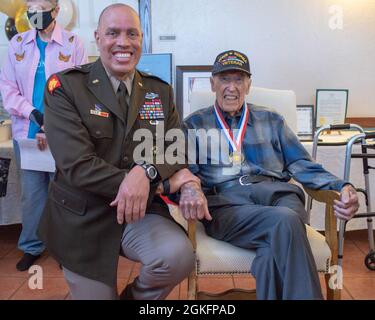 Il Gen. Michael Thompson, adjutant generale per l'Oklahoma, si presenta con il Gen. Lt. Col. (Ret.) Oren L. Peters, seconda guerra mondiale e veterano della Guerra di Corea della famosa 45a Divisione fanteria, sabato 10 aprile 2021, durante una cerimonia di presentazione della Medaglia Thunderbird. La Medaglia Thunderbird è il premio più alto della Guardia Nazionale dell'Oklahoma, assegnato a un civile e consegnato a Peters per il suo distinto servizio militare. Foto Stock