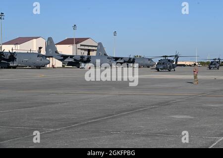 920th Rescue Wing HH-60G Pave Hawk elicotteri eseguire una 'Elephant Walk' 10 aprile 2021 durante un esercizio alla base della forza spaziale di Patrick, Florida. Una camminata di elefante è un termine usato per descrivere il taxiing e il decollo degli aerei in formazione stretta. Il 920th RQW è l'unica unità di comando della riserva dell'aeronautica che allena e equipaggia Airmen per effettuare la sua missione per progettare, condurre e condurre le operazioni e le missioni di salvataggio militari per negare ai competitori e agli avversari lo sfruttamento di personale isolato. Foto Stock