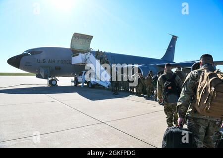 I membri della 140esima ala sulla base dell'aeronautica di Buckley, Colom., iniziano la partenza per Sentry Savannah 2021 a Savannah, Georgia. Più di 10 unità e più di 60 velivoli partecipano a Sentry Savannah 2021, il più grande esercizio aereo-aereo della Guardia Nazionale aerea, di quarta e quinta generazione, per dimostrare la disponibilità degli aerei da combattimento della nazione. Foto Stock