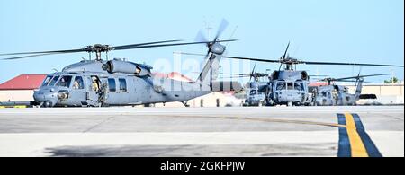 920th Rescue Wing HH-60G Pave Hawk elicotteri eseguire una 'Elephant Walk' 10 aprile 2021 durante un esercizio alla base della forza spaziale di Patrick, Florida. Una camminata di elefante è un termine usato per descrivere il taxiing e il decollo degli aerei in formazione stretta. Il 920th RQW è l'unica unità di comando della riserva dell'aeronautica che allena e equipaggia Airmen per effettuare la sua missione per progettare, condurre e condurre le operazioni e le missioni di salvataggio militari per negare ai competitori e agli avversari lo sfruttamento di personale isolato. Foto Stock