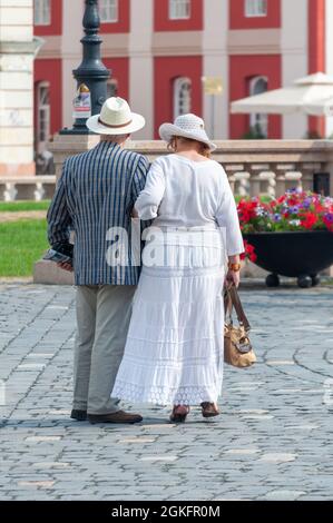 Persone che camminano per strada. Coppia anziana. Persone reali. Foto Stock
