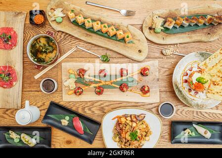 Set di ricette techno-emotive. Nigiri, tagliatelle, tartare, maki salmoni, salmone uramaki, zuppa di anguille e miso Foto Stock