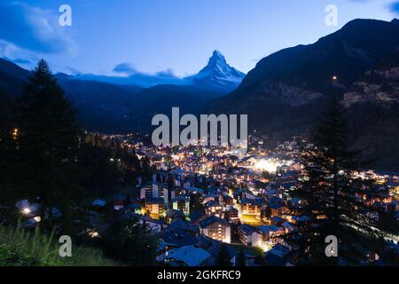 zermatt in svizzera, il famoso villaggio nell'ora blu. Foto Stock