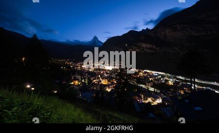 zermatt in svizzera, il famoso villaggio nell'ora blu. Foto Stock