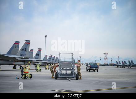 I capi dell'equipaggio dell'aeronautica degli Stati Uniti con la 104th ala del Fighter, la Guardia nazionale dell'aria del Massachusetts, preparano per fare un controllo di manutenzione di routine in preparazione per l'esercitazione Sentry Savannah 21-1 al centro di dominanza dell'aria, 165th Ala dell'Airlift, a Savannah, GA. Il 11 aprile 2021. La 104th Fighter Wing e la 131st Fighter Squadron, Massachusetts Air National Guard F-15C Eagles, stanno conducendo una missione militare contro la difesa che esegue l'integrazione della forza con F-16 Fighting Falcons. Più di 10 unità e più di 60 aerei partecipano a Sentry Savannah 2021, la più grande Air-to-Air della Guardia Nazionale aerea, 4° e. Foto Stock