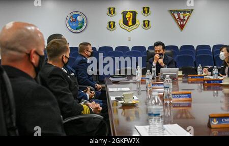 Takashi Uto, centro, ministro degli Affari Esteri del Giappone, un briefing di missione con i leader militari degli Stati Uniti durante la sua visita alla base aerea di Misawa, Giappone, 12 aprile 2021. Durante il briefing, Uto e i leader della base hanno discusso la missione e il rapporto della base all'interno della comunità locale, il Giappone e il comando Indo-Pacific. Foto Stock