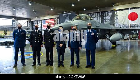 Takashi Uto, ministro degli Affari Esteri del Giappone, propone una foto con i leader della Misawa Air base durante la sua visita alla Misawa Air base, Giappone, 12 aprile 2021. Utone ha visitato la base per incontrare i leader militari statunitensi e giapponesi per conoscere la missione e le sfide della base bilaterale e congiunta. Foto Stock