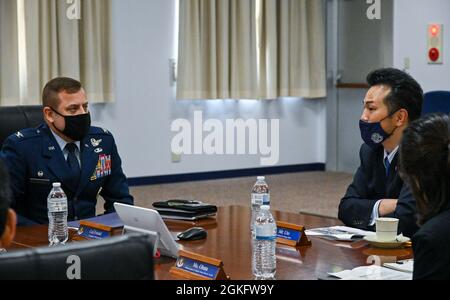 Jesse Friedel, comandante dell'installazione della base aerea di Misawa, ascolta una domanda da Takashi Uto, ministro degli Affari Esteri del Giappone, durante la sua visita alla base aerea di Misawa, Giappone, 12 aprile 2021. Utone ha discusso diversi argomenti con i leader di Misawa, tra cui il modo in cui COVID-19 ha influenzato le operazioni e la formazione all'interno del Giappone. Foto Stock