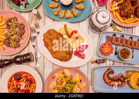 Piatti di tradizione e fusione spagnola. Pianta polpo, cachopo con patate guisadas, taco filetto con patate, taco di merluzzo, tataki di tonno rosso, app Foto Stock
