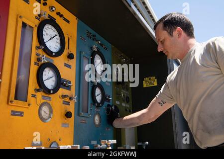 U.S. Air Force Master Sgt. Erik Sheppard, una 125th Fighter Wing Aircraft Mechanic, serve un sistema di utilità con fluido idraulico per preparare un jet per il decollo alla base della Guardia Nazionale aerea di Jacksonville, FL, 12 aprile 2021. Gli equipaggi addetti alla manutenzione hanno preparato i jet per partecipare a Sentry Savannah, l'esercitazione di addestramento aria-aria più grande della Guardia Nazionale dell'aria che comprende velivoli di quarta e quinta generazione. L'esercizio di due settimane si terrà presso l'Air Dominance Center di Savannah, GA. ( Foto Stock