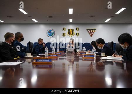 210412-N-EJ241-1037 MISAWA, Giappone (12 aprile 2021) – Takashi Uto, uno dei Ministri di Stato per gli Affari Esteri del Giappone, parla con i dirigenti della Misawa Air base durante una visita alla Misawa Air base. Lo scopo della visita era quello di discutere il ruolo sia della Marina militare che dell'Aeronautica militare nel Giappone settentrionale a sostegno dell'Alleanza USA-Giappone. Foto Stock