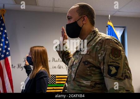 Tecnologia. SGT. Eric Jackson, reclutatore di riserva con i servizi di reclutamento dell'aeronautica assegnati all'area di Pittsburgh, sostiene il suo primo reclutamento Haley Marshburn, esperto precedente dell'esercito e futuro dell'intelligenza, alla stazione internazionale di riserva aerea dell'aeroporto di Pittsburgh, Pennsylvania, 12 aprile 2021. I recruiter sono responsabili dell'inserimento di nuove reclute nella Air Force Reserve e della gestione dei programmi di fidelizzazione durante le loro liste. Foto Stock