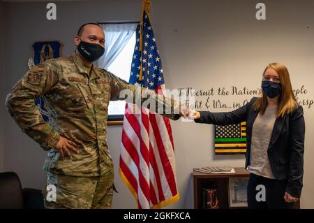 Tecnologia. SGT. Eric Jackson, reclutatore di riserva con Air Force Recruiting Services assegnato alla zona di Pittsburgh si congratula con il suo primo reclutamento Haley Marshburn, esperto precedente dell'esercito e futuro dell'intelligence, presso la stazione di riserva aerea dell'aeroporto internazionale di Pittsburgh, Pennsylvania, 12 aprile 2021. I recruiter sono responsabili dell'inserimento di nuove reclute nella Air Force Reserve e della gestione dei programmi di fidelizzazione durante le loro liste. Foto Stock