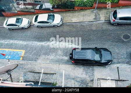 Beyoglu, Istanbul, Turchia - 06.23.2021: Vista a volo d'uccello della strada piovosa con l'acqua di allagamento su strada bagnata sotto la pioggia pesante fuori e un sacco di automobili Foto Stock